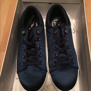 Satin guess blue shoes